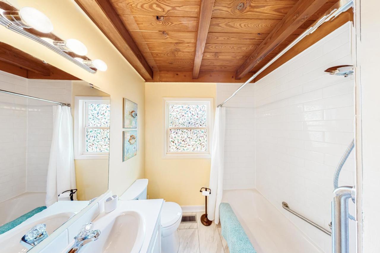 Ginny'S Coastal Cottage Oak Island Exterior foto